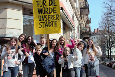 Jugendschausspielschüler und Marketingstudenden drehen in Wiesbaden Film über protestierende Kinder